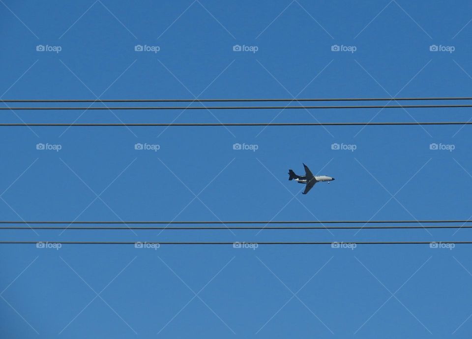 Jet Between Wires