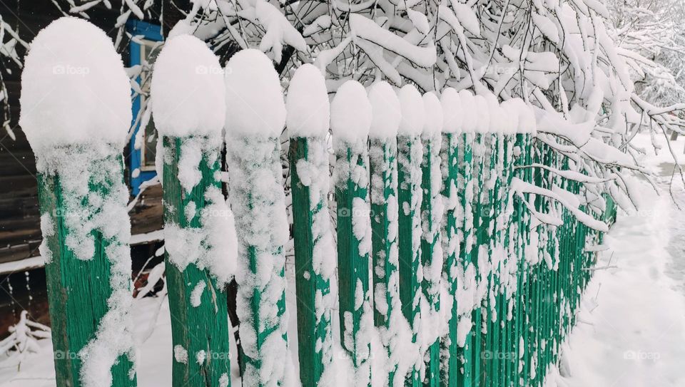 Snow in the spring, snow on the green zabgr.

￼