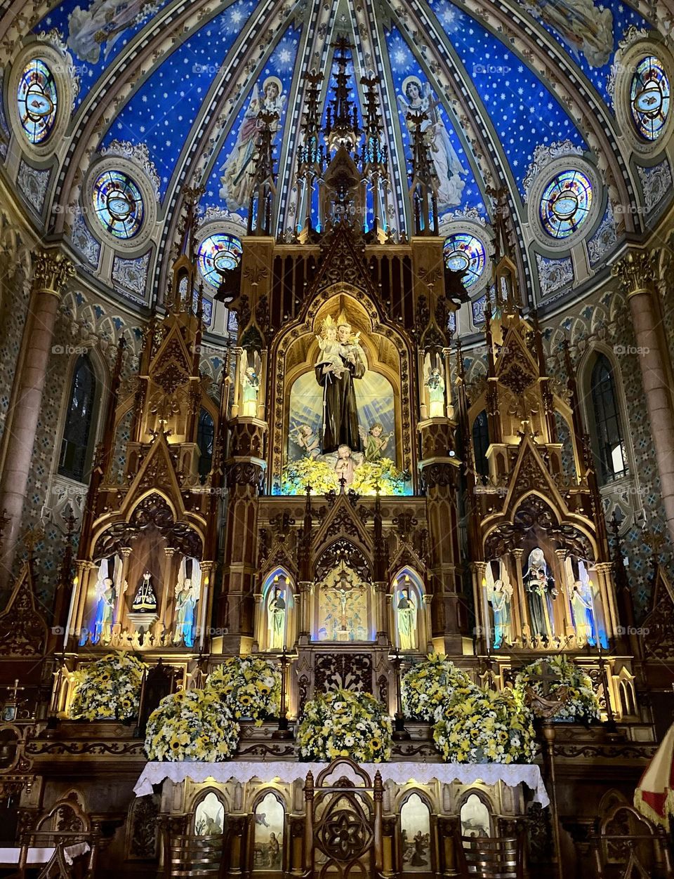 🇧🇷 Como a fotografia é um grande hobby, e a fé não pode tirar férias, por onde formos, em uma igreja rezaremos.

Aqui: Basílica de Santo Antônio do Embaré, em Santos/SP. Lindíssima! Vejam o altar: