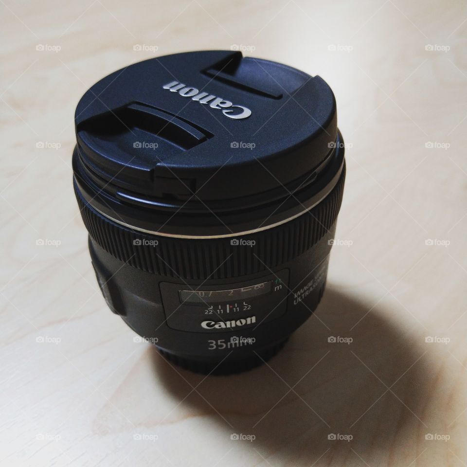 Canon EF 35mm f2 IS USM prime lens for DSLR cameras