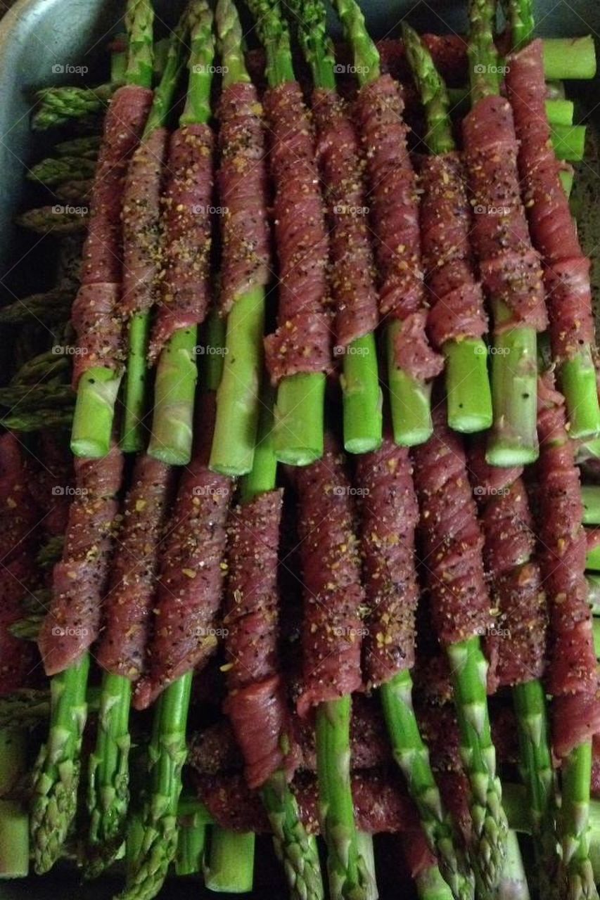 Beef wrapped asparagus 