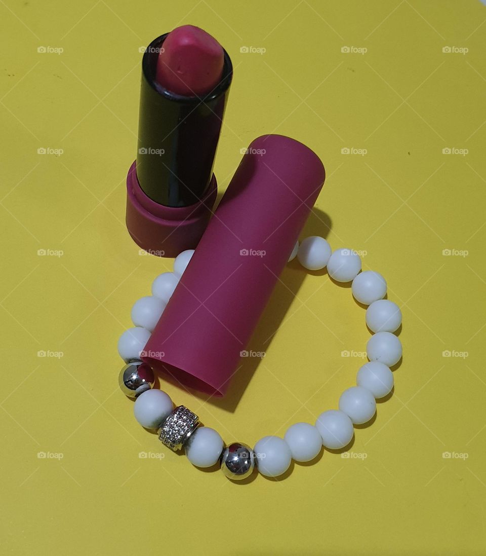 A lipstick, lipstick, pencil or lipstick, or simply lipstick, also known as carmine, lípstic (from the English lipstick) or rouge (from the French rouge à lèvres), is a cosmetic product that contains pigments, oils , waxes and emollients that give co