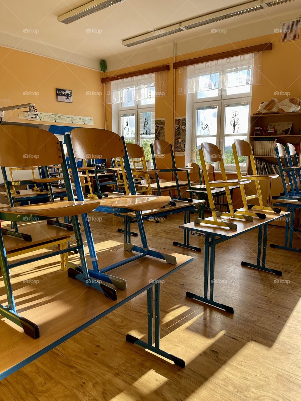 School class with chairs and desks