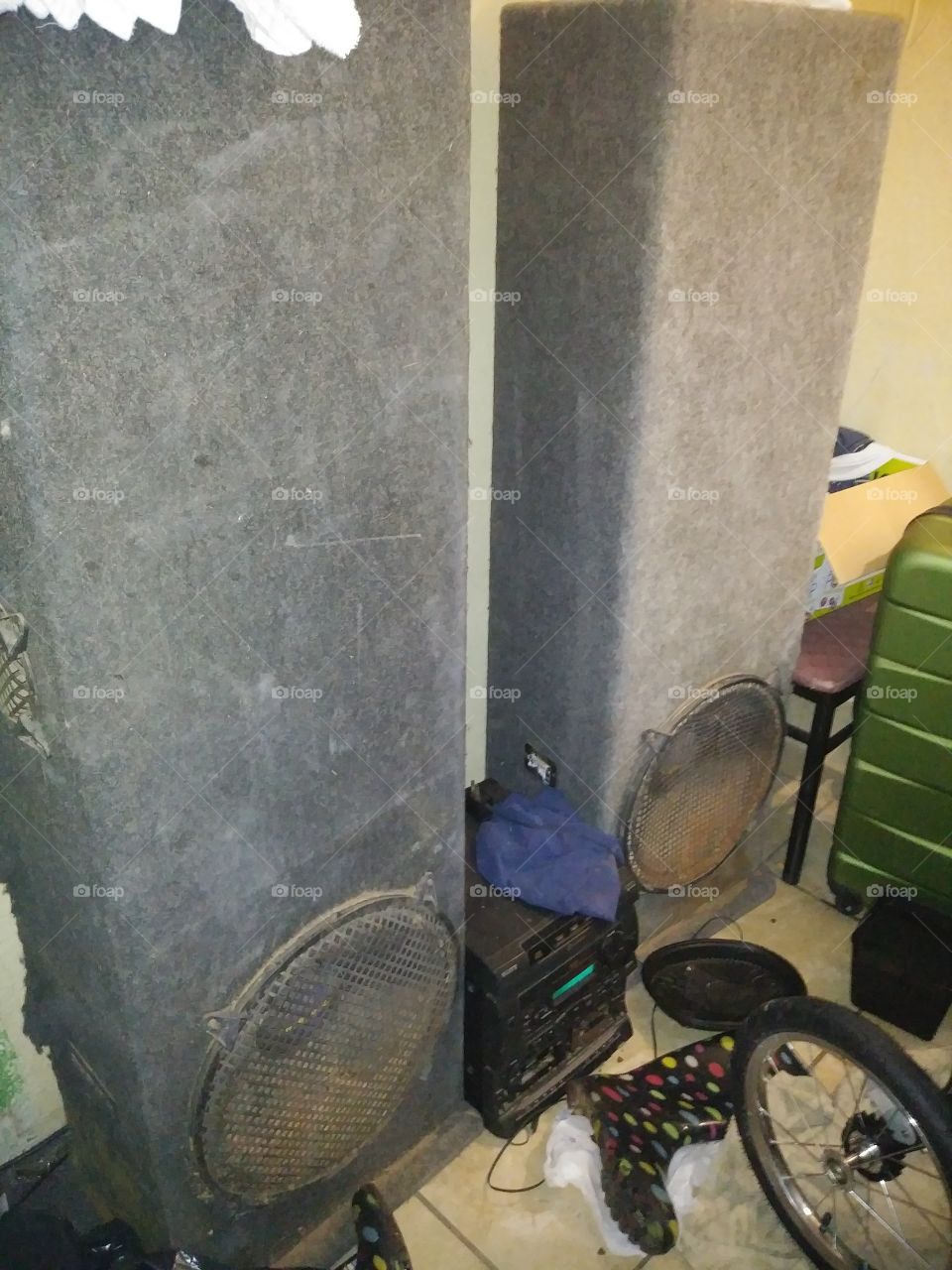 My neighbor is broke and needs cash, this is a picture of the home stereo system they are trying to sell to make rent