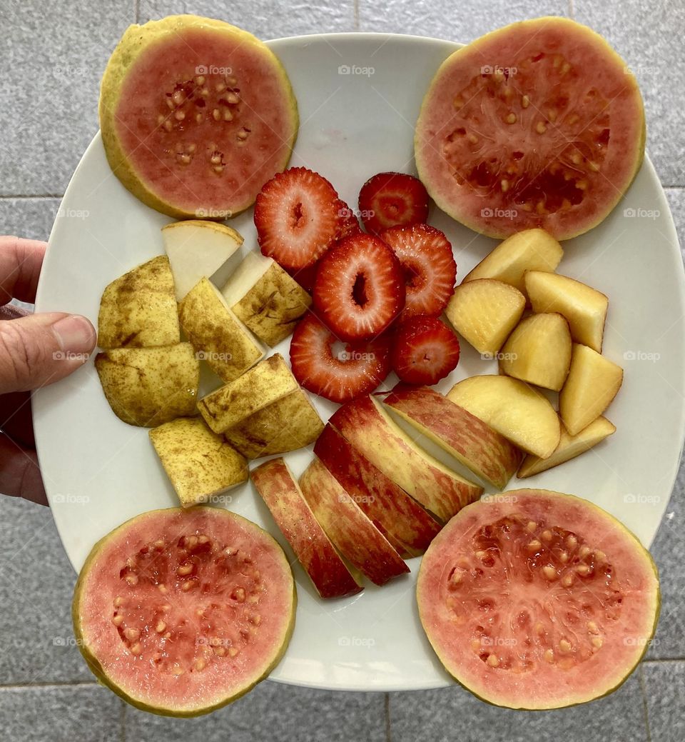 Fruit Salad Break for the daughters!  Hmm… Guava, pear, strawberry, plum and apple.  Who will? / Pausa para Salada de Frutas às filhotas! Hum… Goiaba, pêra, morango, ameixa e maçã. Quem vai querer?