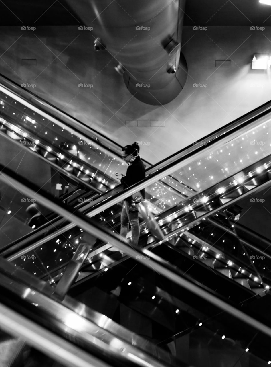 Crossing escalators