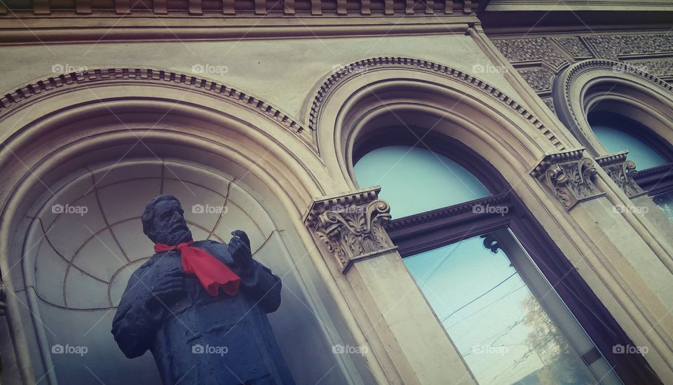 Statue wearing a tie