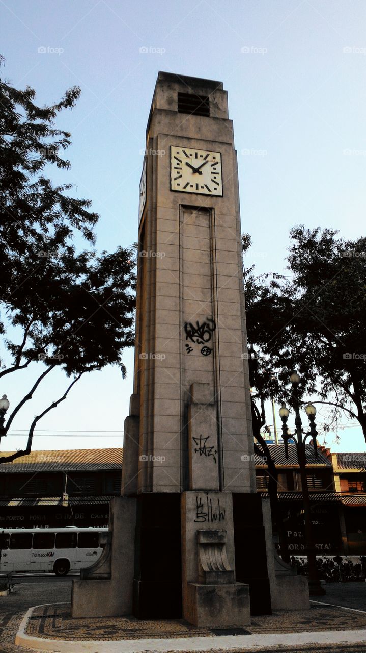Relógio monumento. Este relógio é um monumento erguido no meio da cidade de Vitória. Pena não funcionar mais.