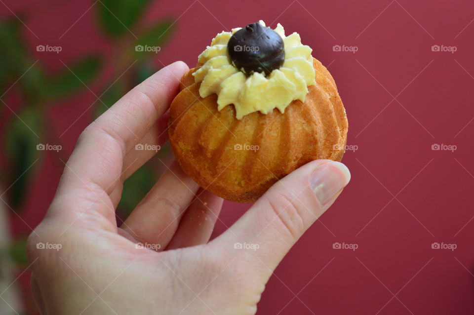 Women hand holding muffin