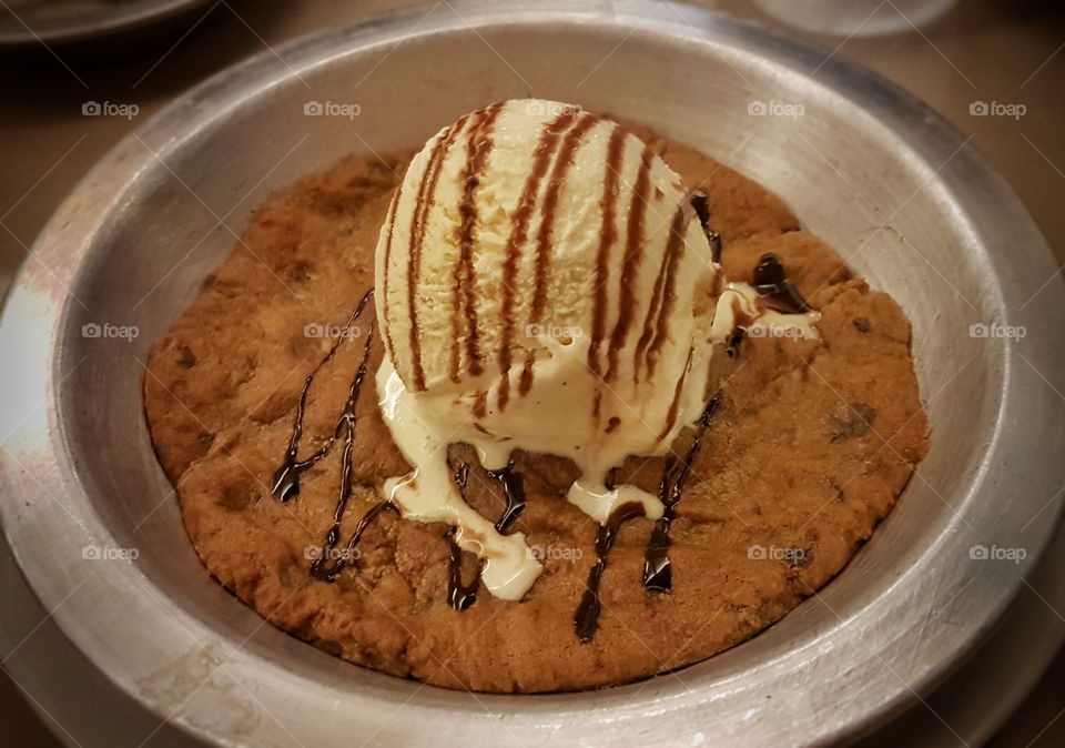 vanilla ice cream on choco chip cookie