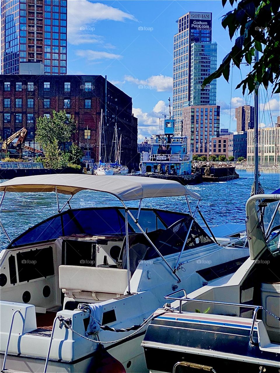 A large industrial barge is slowly pushing away from us here on the shore at „Newtown Creek“ by the „Pulaski Bridge“ in LIC, Queens on this beautiful bright sunny afternoon in October 2023. Hypnotic Productions