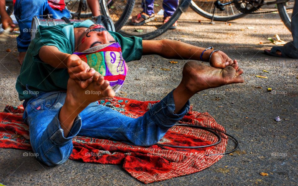 this boy on the street showcase his art to earn money
