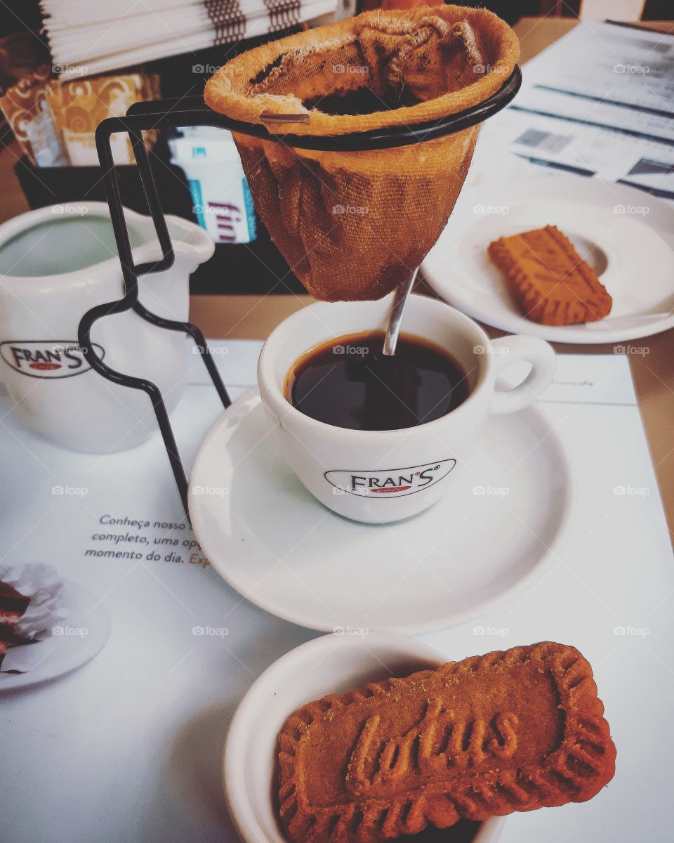 Café com biscoito.
