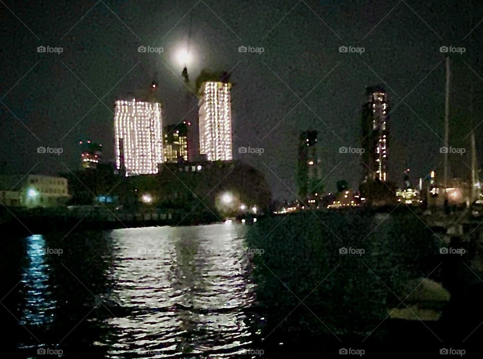 Another of many nighttime pictures of „Newtown Creek“. by the „Pulaski Bridge“ in „Long Island City“, Queens, NY shows the beauty that makes this place truly spectacular. 2022. Hypnotic Productions