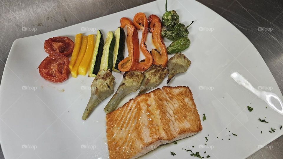 Salmón Plancha con Verduras