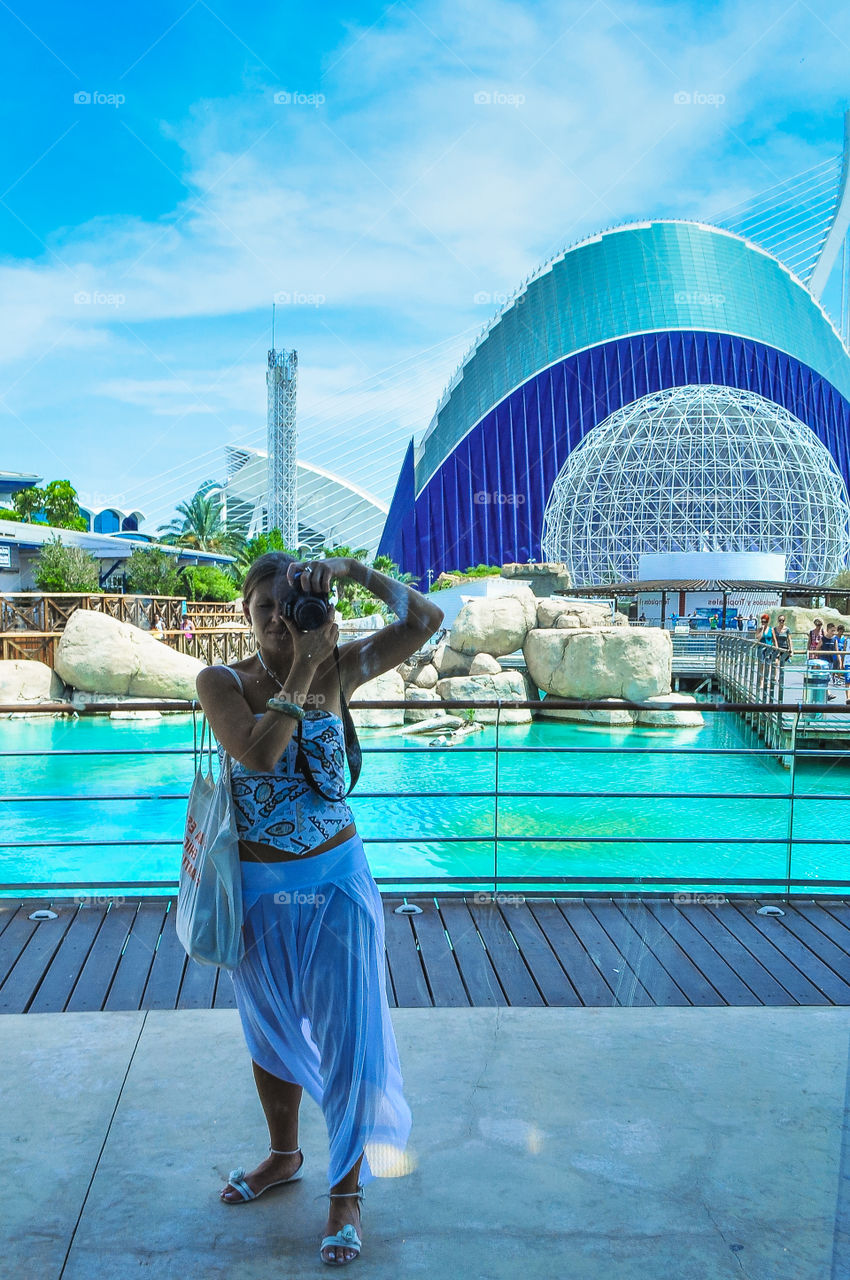 Girl take photo of herself in the oceanographic museum in Valencia 