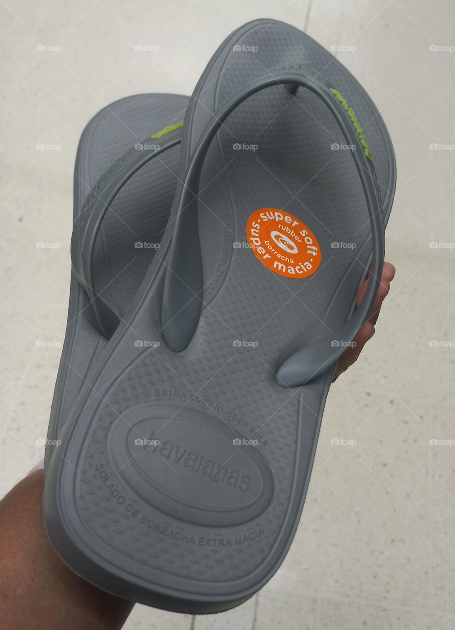 Chinelos Havaianas, com sola de borracha Extra macia  ou super soft rubber sole , macios, leves e resistentes. Não  escorregam, firmes nos pés e no chão. Chinelos  Havaianas,  o ideal para qualquer ocasiãosole