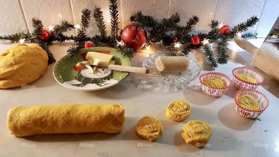 Baking saffron rolls buns with marzipan filling  - baka saffran lussebullar fyllda med marsipan 