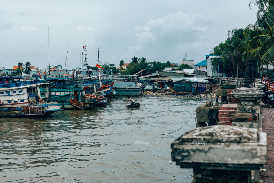 man sailing on a Vietnamese boat to the ship
