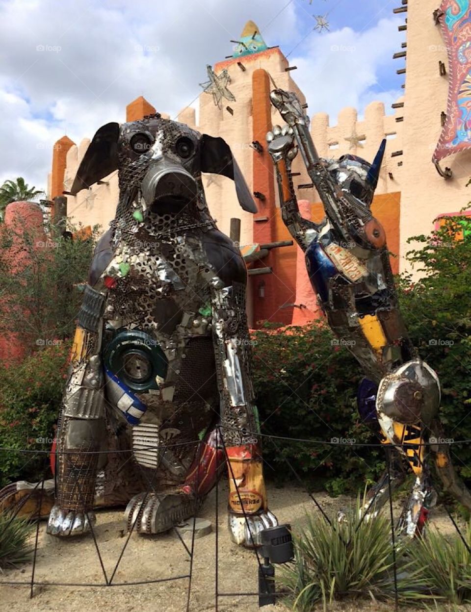 Artistic sculpture of a dog and cat in Tampa, FL at Busch Gardens.