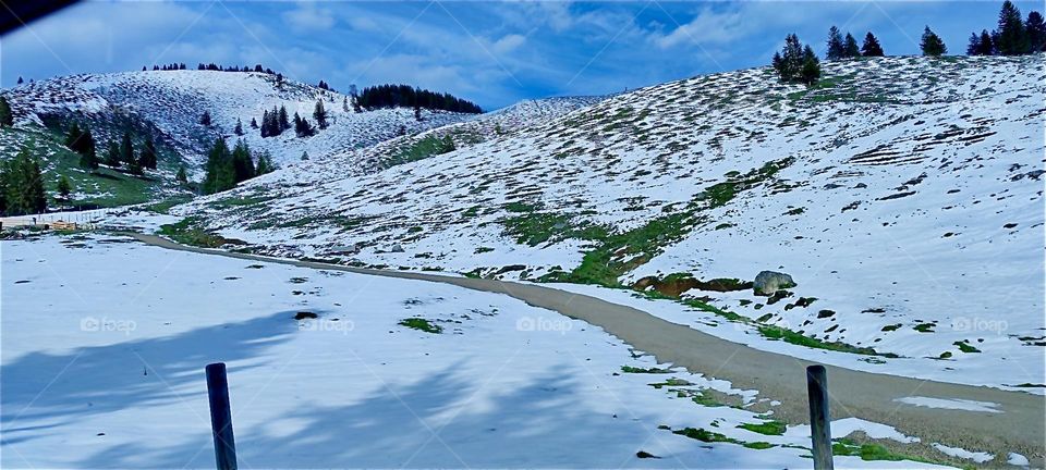 This mountainous road leads to „Bayerischzell“, a small township near the Alps in „Bavaria“, Germany. Because of the high altitude temperatures are colder and there is still snow outside in late April 2024. Hypnotic Productions