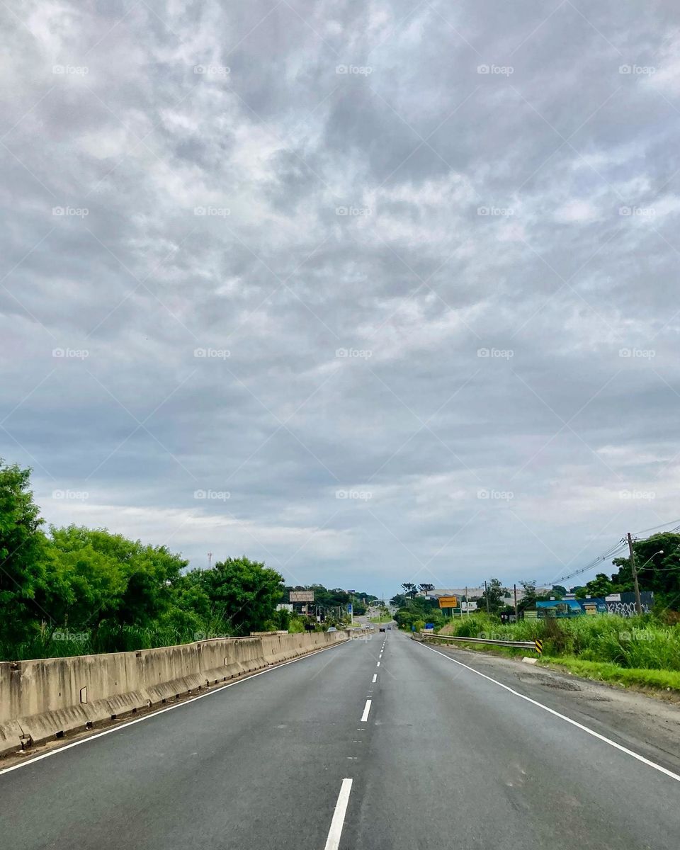 De #Jundiaí a #Itupeva, pista livre e céu nublado. 
Não será o #domingo inteiro assim, né?
📸