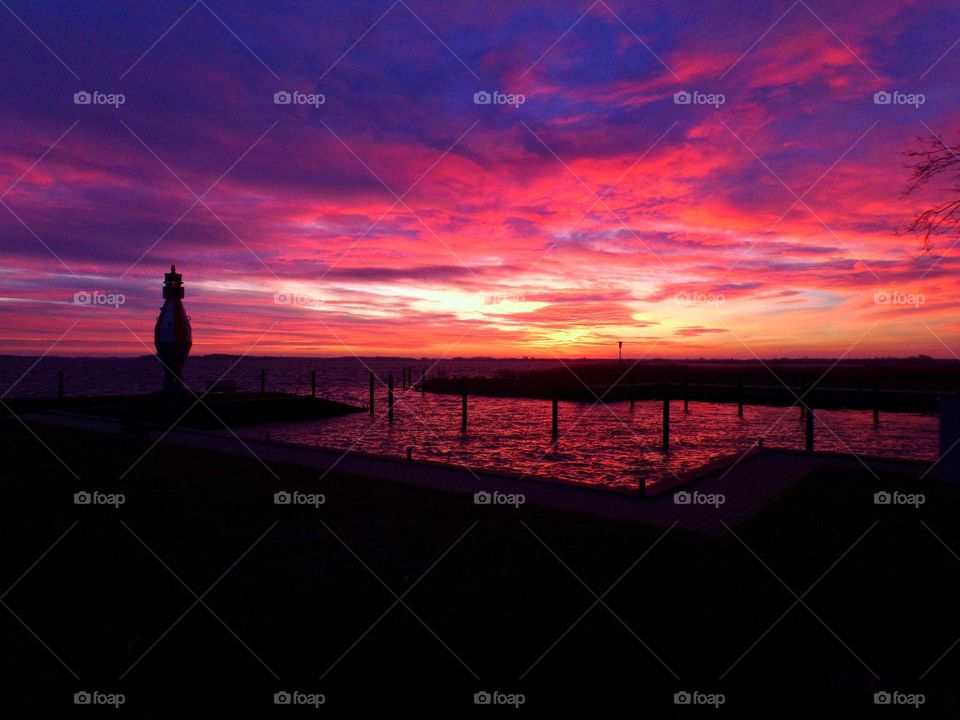 Blau roter Himmel und blutrotes Wasser Sonnenaufgang am Hafen