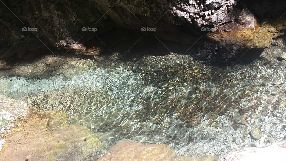 acqua tra le rocce