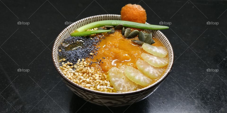 Vellutata di crote, cipolle e finocchi. Guarnita con semi di papavero, semi di sesamo, semi di zucca, foglie di cipolla, sedano, sale, pepe nero ed olio EVO aromatizzato al tartufo.a