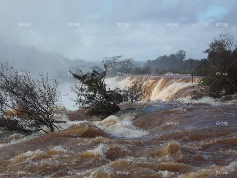 Tremendo poder de las aguas de las Cataratas del Iguazú