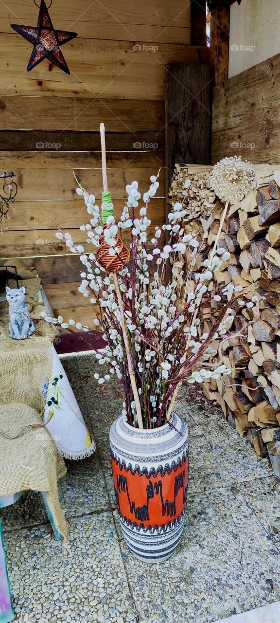 This yet to be decorated “Easter Bouquet” in “Bavaria”, Germany is made of twigs from the “Goat Willow”, in German “Palmkaetzchen” or “Palm Kitty” for the light gray little furry balls that grow on them. 2024. Hypnotic Productions