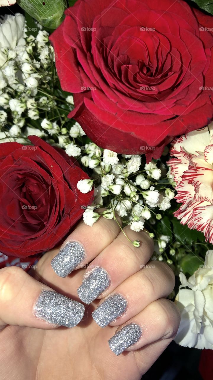 Sparkly nails and roses