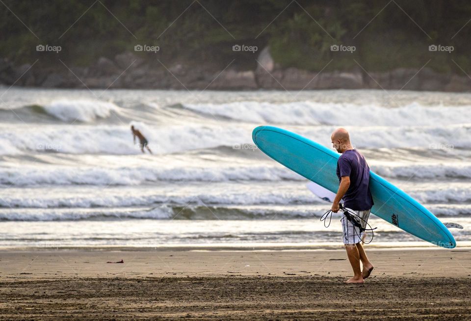 Surfista indo praticar seu esporte