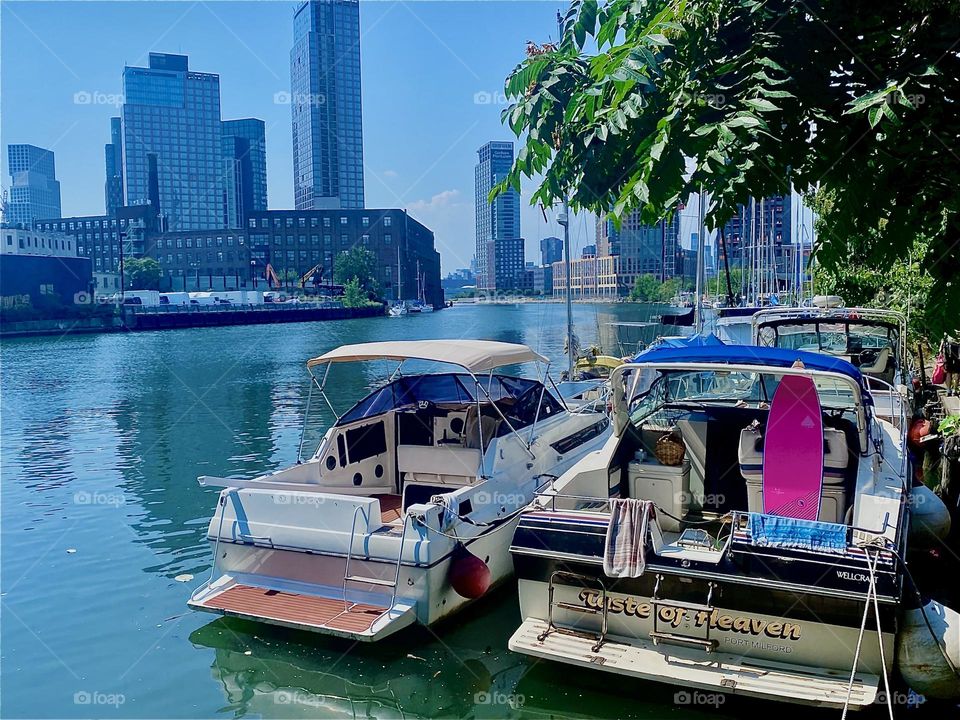 It is a glorious sunshiny summertime day for picture taking here at „Newtown Creek“ by the „Pulaski Bridge“ in LIC, Queens. On the other side of the bridge is „Greenpoint“, Bklyn and straight ahead far away „Manhattan“. 2023. Hypnotic Productions