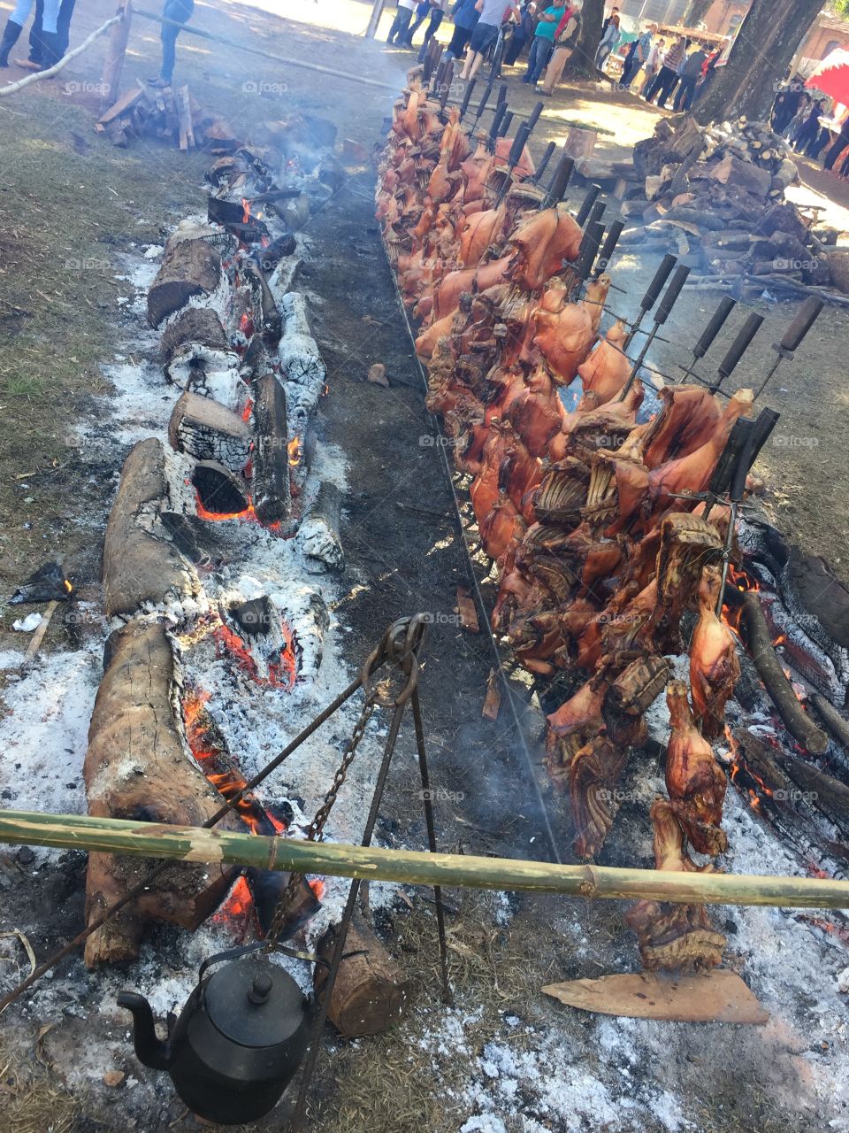 Leitoa no fogo de chão! Roast pork on the ground fire.