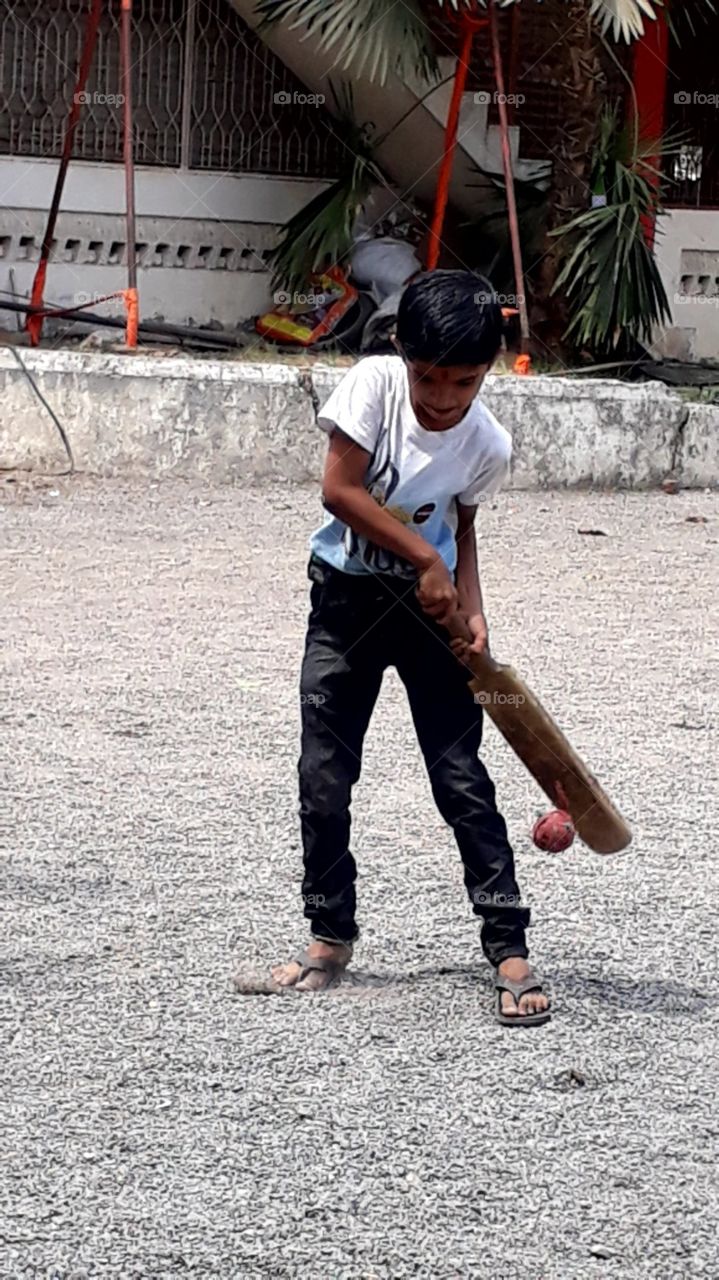 play cricket in Boy