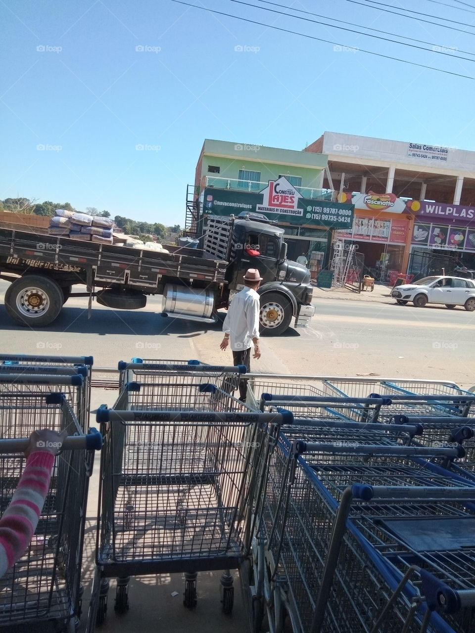 Homem passando na rua
