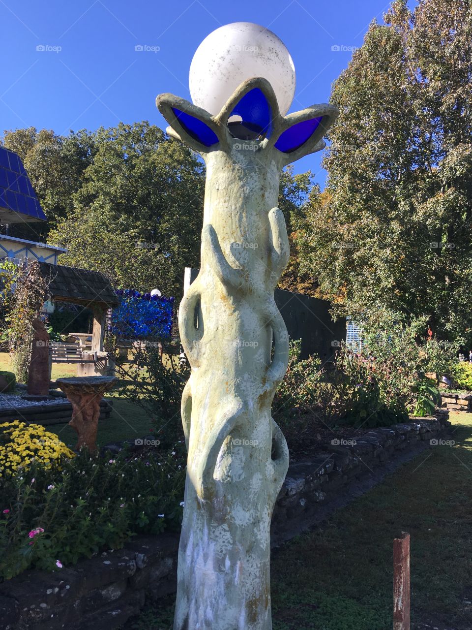 Another interesting piece of art work not sure what this is supposed to be either.