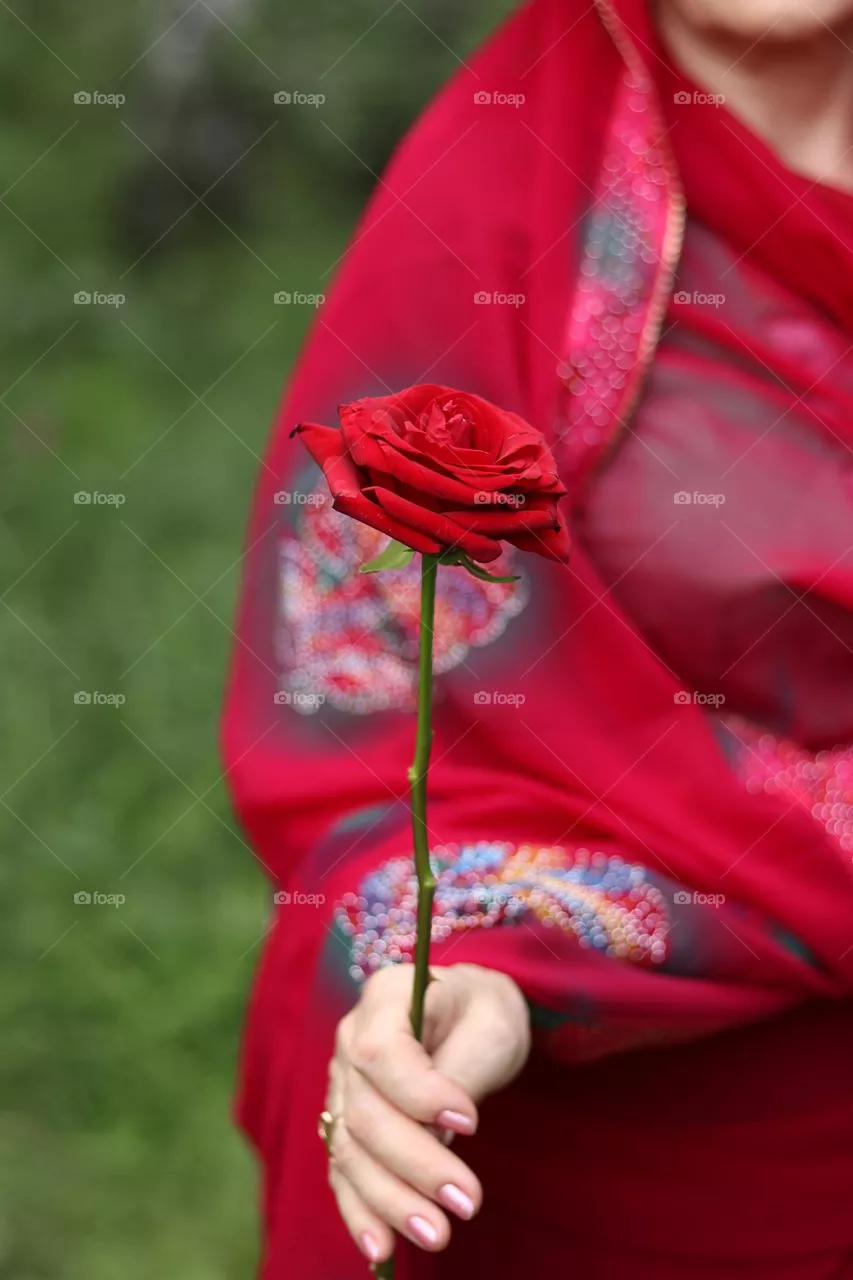 красный