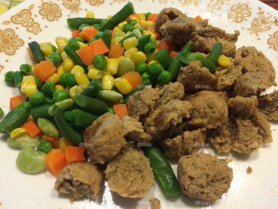 Meatballs and vegetables 