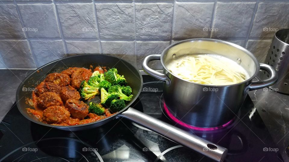 Cooking spaghetti with meatballs