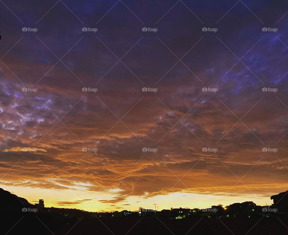 🇺🇸 Clouds threaten the sun this morning.  Who will win? These dawn landscapes enchant us! / 🇧🇷 As nuvens ameaçam o sol nessa manhã. Quem vencerá? Essas paisagens da alvorada nos encantam!