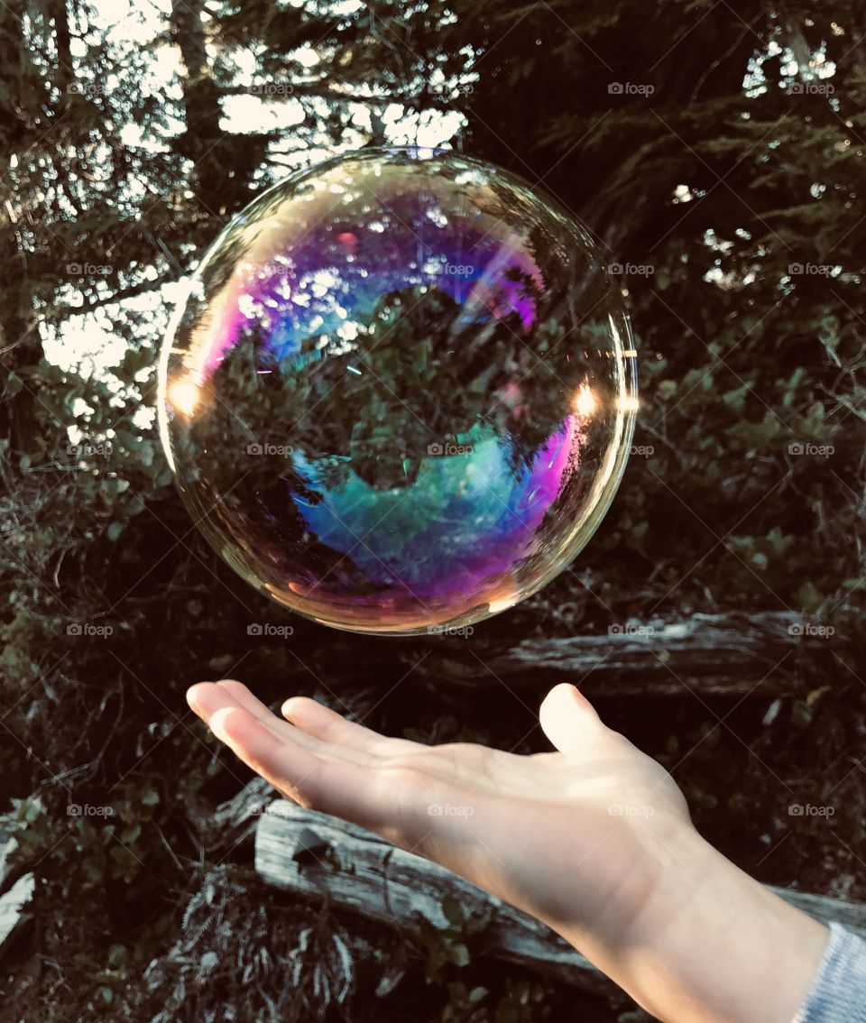 Hand to the bubble 