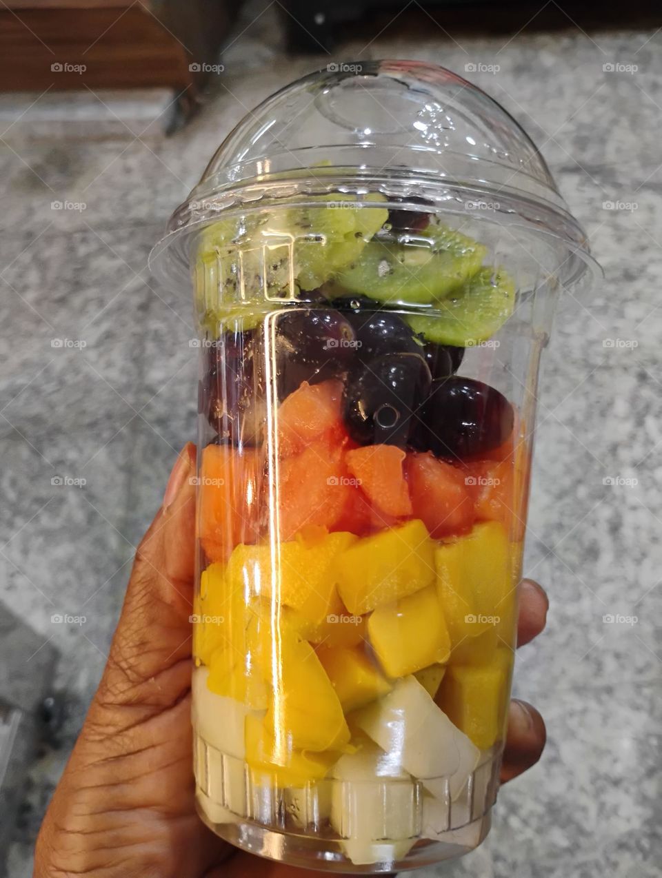 Salada de frutas é uma refeição saudável e refrescante, rica em vitaminas, minerais, fibras e carboidratos. Ela pode ser consumida no café da manhã, no almoço, no jantar, como sobremesa ou como lanche