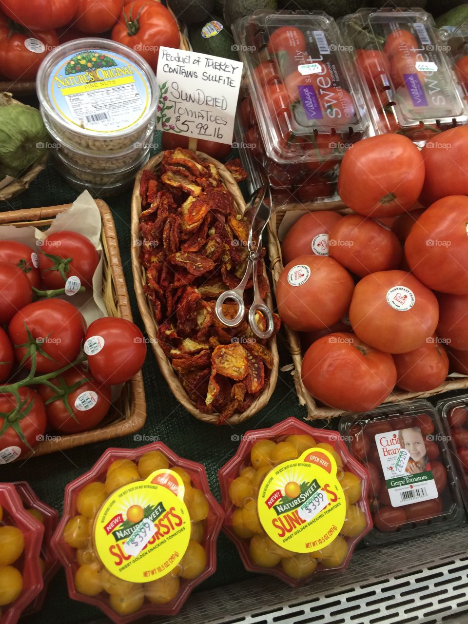 Many different kinds of tomatoes 