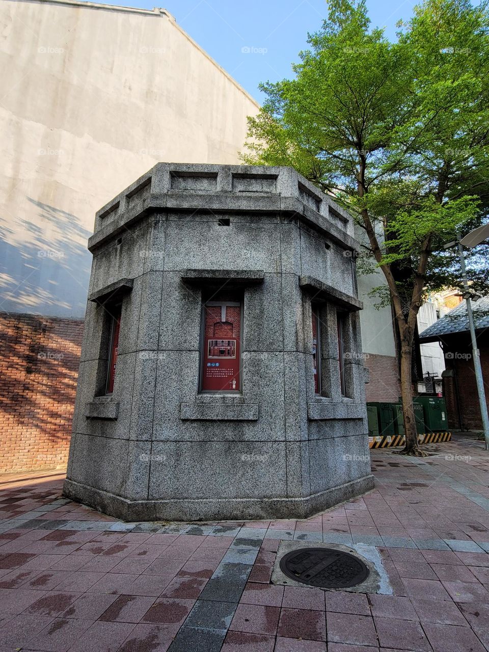 It has been more than a hundred years since the construction of the Red House was completed in 1908. It is one of the earliest public markets built by the government in Taiwan. old sentry box .granitoid