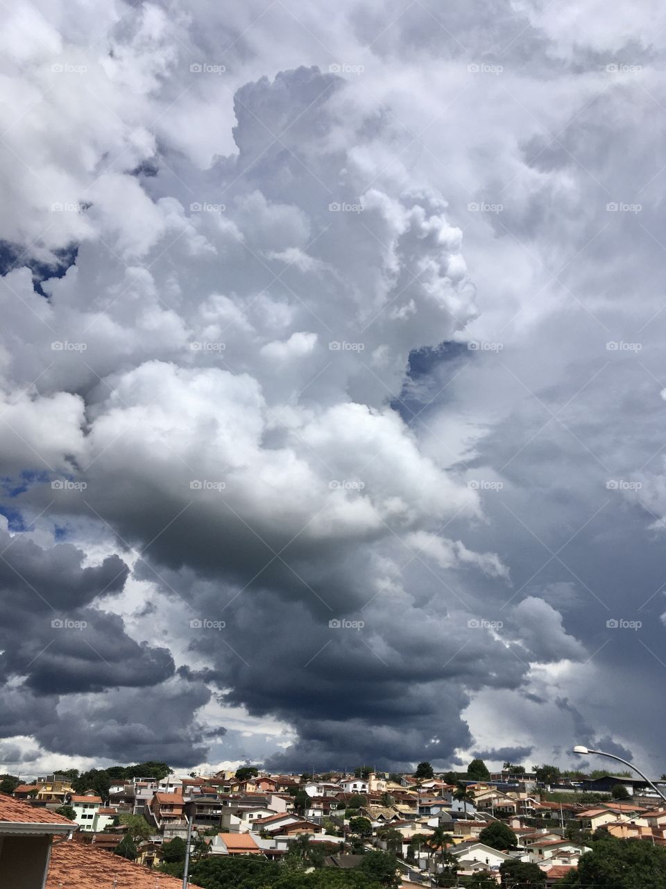 As nuvens carregadas de chuva na cidade de Bragança Paulista: um espetáculo da natureza!