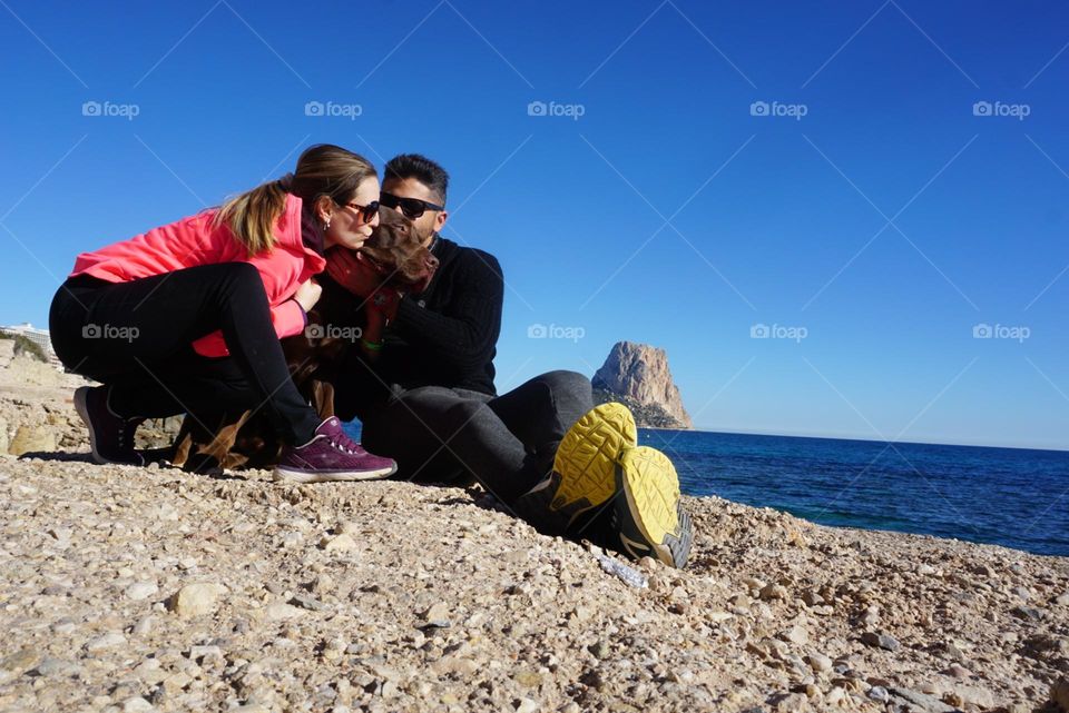 Couple#humans#dog#kiss#sea#panorama