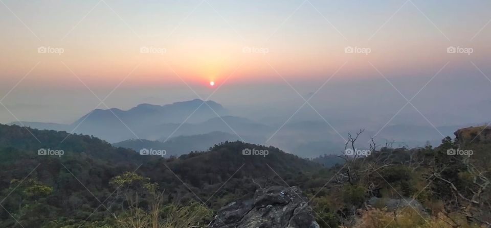 Sun is rising over the mountains..this is beyond magical 🌄