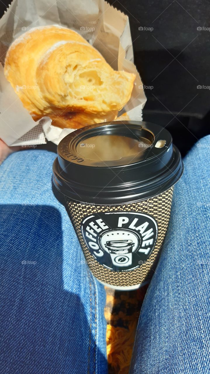 кофе и круассан